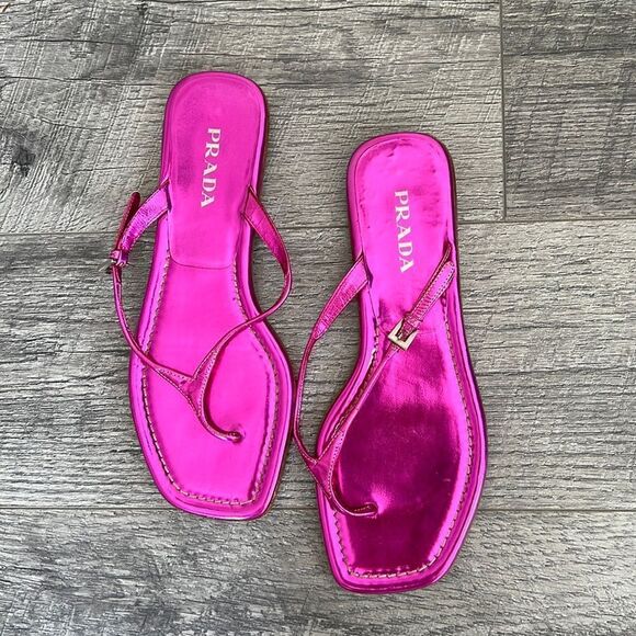 Prada ITALY vivid pink patent leather flat sandals Sz 38 - Picture 2 of 7